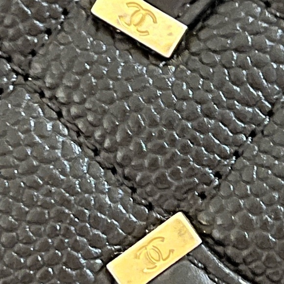 *SOLD* CHANEL Caviar Quilted Medium CC
Filigree Flap Black - Picture 15 of 16